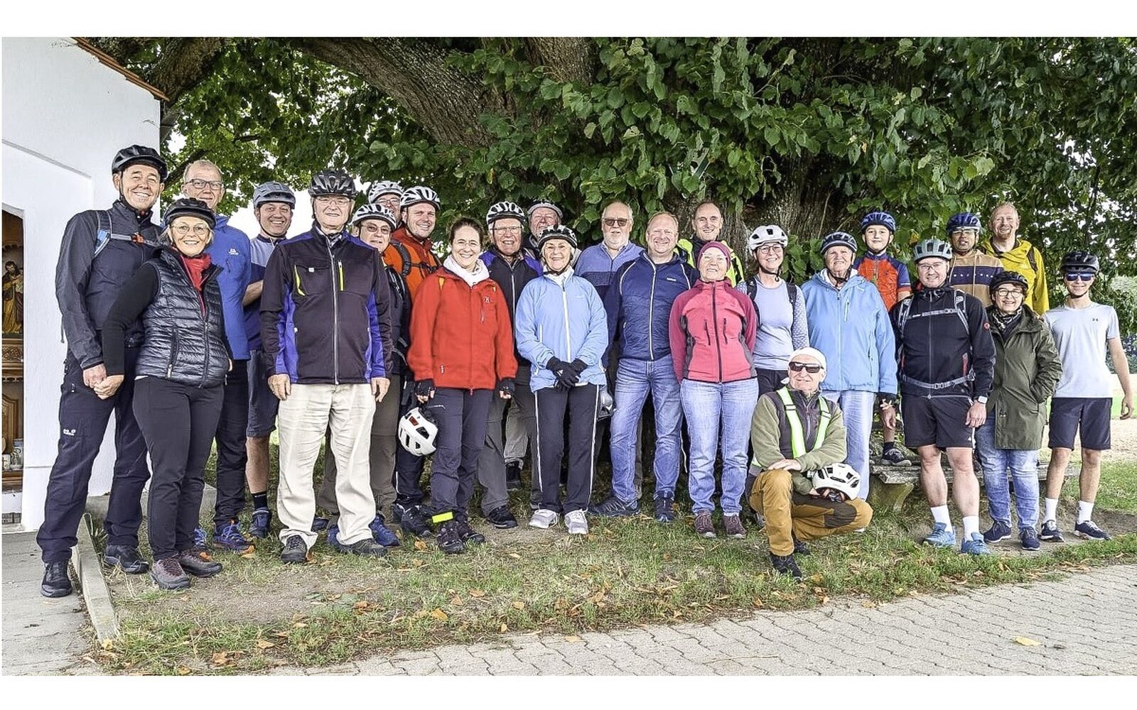 Pfarrei Neuötting Gruppenfoto der Teilnehmer an der Kapellenlinde in Schmidhub