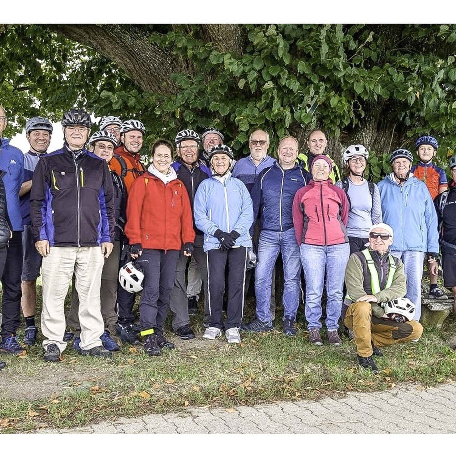 Pfarrei Neuötting Gruppenfoto der Teilnehmer an der Kapellenlinde in Schmidhub